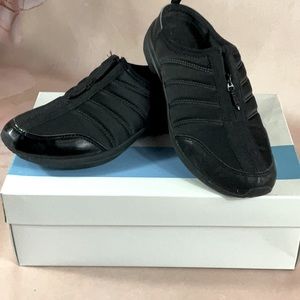 EASY SPIRIT - *NIB* -  Black fitness shoes with zipper top.  Size 6 M